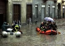 Italia, sub ape. Autorităţile fac eforturi disperate pentru a face faţă inundaţiilor