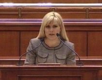 Elena Udrea jură credinţă patriei. Parlamentarii îşi încep activitatea (VIDEO)