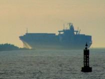 O navă-gigant din Singapore a eşuat în portul Constanţa