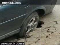 Un piteştean s-a scufundat cu maşina în asfalt (VIDEO)
