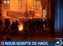 Luptele de stradă din Atena continuă. Tinerii i-au atacat pe poliţişti cu coktailuri Molotov