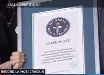 Românii au doborât recordul mondial pentru marşul celor mai mulţi Moşi Craciun care împart cadouri (VIDEO)