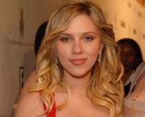 Şerveţel folosit de actriţa Scarlett Johansson, vândut la licitaţie cu 5.300 de dolari