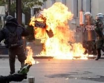 O bancă din nordul Atenei, atacată cu cocteiluri Molotov de persoane necunoscute