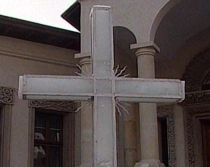 Cruce de gheaţă înaltă de trei metri, pregătită de preoţi din Bucureşti cu ocazia Bobotezei