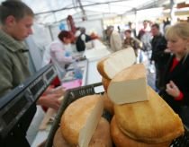Brânza şi carnea, comercializate în pieţe, vor fi ambalate conform normelor europene