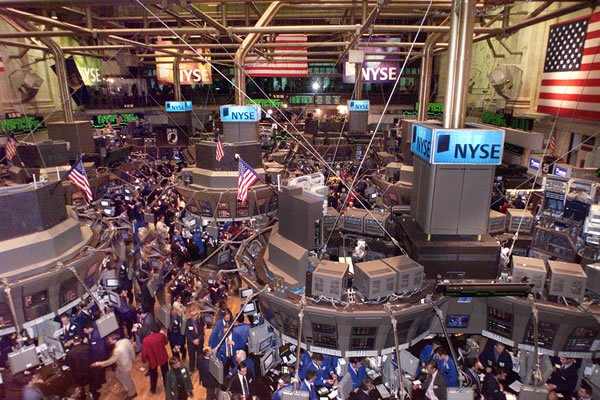 Bursa de la New York, în scădere după ce investitorii se arată ingrijoraţi de criză