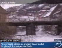 Sibiu. Pirotehniştii au aruncat în aer un pod de gheaţă format pe râul Sadu