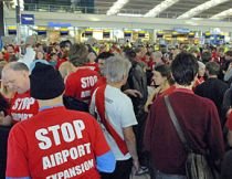 Marea Britanie. Proteste pe aeroportul Heathrow faţă de construirea unei noi piste 