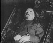 Moscova. Aproximativ 30 de persoane, costumate în mumii, au cerut înmormântarea lui Lenin