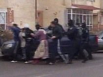 Scandal de proporţii la Urziceni. Două clanuri s-au luat la bătaie în faţa sediului de Poliţie (VIDEO)