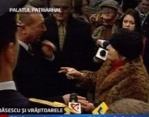Băsescu, acostat de o bătrână care i s-a plâns că a ajuns pe mâna cămătarilor (VIDEO)