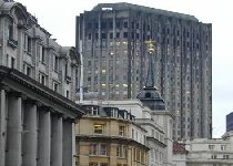 Şase investitori la Bursa de la Londra, acuzaţi de o fraudă de 450 de milioane de euro