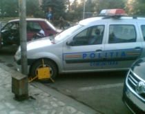 Şi lor li se întâmplă: maşină de poliţie cu roţile blocate (FOTO)