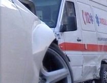 Oneşti. O ambulanţă care transporta două gravide, implicată într-un accident rutier