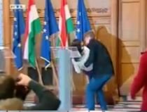 Premierul Ungariei o salvează pe purtătoarea sa de cuvânt care i-a leşinat în braţe (VIDEO)