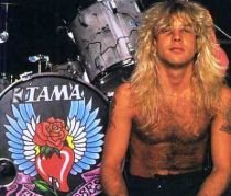 Steven Adler, fostul baterist al Guns N' Roses, arestat pentru consum de droguri