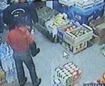 Sub ochii poliţistului. Două femei au bătut o vânzătoare care a refuzat să le vândă o sticlă de vin fără 70 de bani (VIDEO)