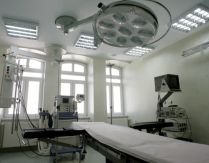 O femeie din Comăneşti a murit pe masa de naşteri. Spitalul are un singur medic ginecolog 