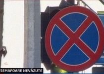 Stâlpii de iluminat şi copacii din dreptul semafoarelor, un real pericol pentru traficul din Bucureşti