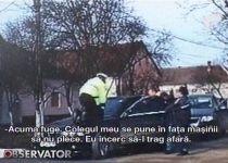 Cascadorie la Arad. Un poliţist s-a urcat pe capota maşinii pentru a-l opri pe şofer
