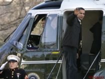 Obama repetă gafele lui Bush. Preşedintele american s-a lovit cu capul de uşa unui elicopter (VIDEO)