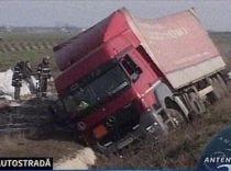 Un camion cu azotat de amoniu s-a răsturnat pe Autostrada Soarelui