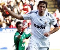 Sporting Gijon -Real Madrid 0-4. Dublă Raul şi atinge un record de 309 goluri  

