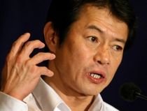 Presa japoneză îl acuză pe ministrul de Finanţe că a participat beat la o conferinţă de presă (VIDEO)