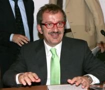 Ministrul italian de interne, Roberto Maroni, a angajat români la negru

