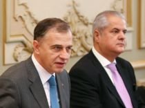 Geoană vrea să îl convingă pe Adrian Năstase să renunţe la candidatura la prezidenţiale

