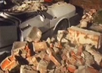 Parcări cu "surprize" pentru bucureşteni: Mai multe maşini au fost distruse, după ce un zid a căzut peste ele (VIDEO)