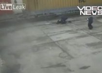 Imagini şocante: Un turc a fost călcat de un camion şi a supravieţuit (VIDEO)