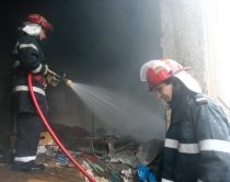 Pericol de explozie la un bloc din Galaţi. Flăcările au cuprins ţeava de gaze a imobilului