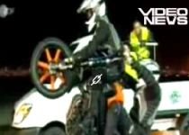 Cum poţi să schimbi roata unei motociclete... din mers (VIDEO)