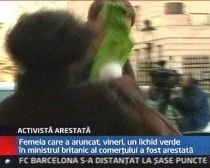 Militanta ecologistă care l-a stropit pe ministrul britanic al Comerţului cu un lichid verde, arestată
