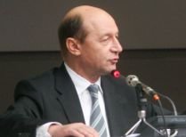 Băsescu, în Parlament: Criza economică este în egală măsură un risc dar şi o şansă