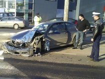 BMW serios avariat de un autocar al Armatei pe bulevardul Aerogării din Capitală (FOTO)