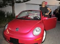50 de ani de Barbie, sărbătoriţi printr-o ediţie specială Volkswagen Beetle (FOTO)