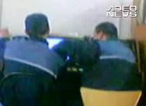 Doi poliţişti în acţiune la păcănele (VIDEO)