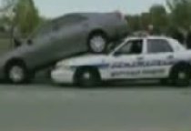 S-a urcat cu maşina personală pe maşina Poliţiei! (VIDEO)
