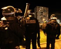 Confruntări la periferia Parisului. 21 de poliţişti au fost răniţi