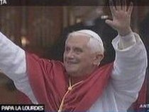 Papa Benedict al XVI-lea: Problema HIV/SIDA nu poate fi rezolvată prin distribuirea prezervativelor
