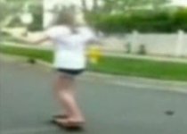 Un skateboard, o vale şi o fată. Oare ce se poate întâmpla? (VIDEO)