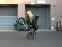Băiatul cu pizza face acrobaţii cu motocicleta. Şi nu-i reuşesc (VIDEO)