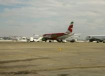 Incident aviatic la Arad: Cursă amânată şase ore, după ce o bucată din asfalt s-a desprins la aterizarea avionului
