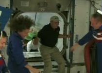 Reuniune pe orbită, între astronauţii navetei Discovery şi cei de pe Staţia Spaţială Internaţională (VIDEO)