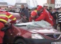 Maşină zdrobită de un limitator de înălţime, la Sânpetru: Un om a murit, iar altul este rănit (IMAGINI ŞOCANTE)