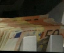 Atenţie la bancnotele de 50 şi 100 euro! Grupare de falsificatori, anihilată de poliţişti