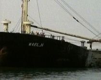 Navă capturată de piraţii somalezi. La bord se află şi trei români